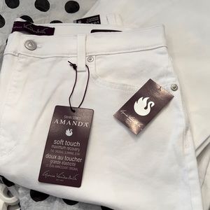 Gloria Vanderbilt Slimming White Jeans 🦋